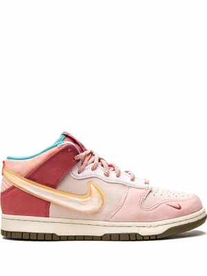 X Social Status Dunk Mid "Strawberry Chocolate" sneakers, Nike X Social Status Dunk Mid "Strawberry Chocolate" sneakers
X Social Status Dunk Mid "Strawberry Chocolate" sneakers, Nike X Social Status Dunk Mid "Strawberry Chocolate" sneakers
