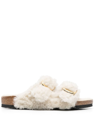 Buckle-fastening shearling slides, Birkenstock Buckle-fastening shearling slides
Buckle-fastening shearling slides, Birkenstock Buckle-fastening shearling slides
