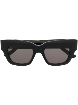 Logo-plaque D-frame sunglasses, Balenciaga Eyewear Logo-plaque D-frame sunglasses
Logo-plaque D-frame sunglasses, Balenciaga Eyewear Logo-plaque D-frame sunglasses