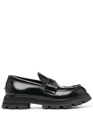 Engraved-plaque leather loafers, Alexander McQueen Engraved-plaque leather loafers
Engraved-plaque leather loafers, Alexander McQueen Engraved-plaque leather loafers