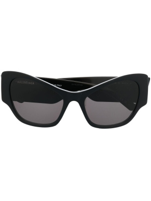 Enamelled-logo cat-eye frame sunglasses, Balenciaga Eyewear Enamelled-logo cat-eye frame sunglasses
Enamelled-logo cat-eye frame sunglasses, Balenciaga Eyewear Enamelled-logo cat-eye frame sunglasses