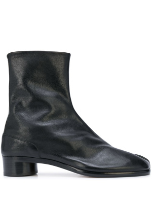 Low heel leather Tabi boots, Maison Margiela Low heel leather Tabi boots
Low heel leather Tabi boots, Maison Margiela Low heel leather Tabi boots