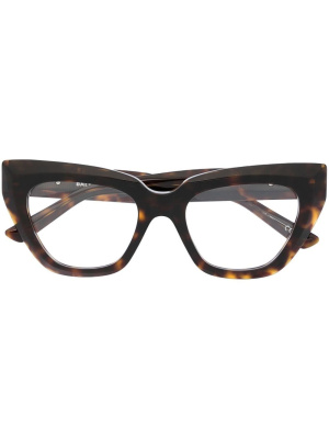 Tortoiseshell-effect cat-eye glasses, Balenciaga Eyewear Tortoiseshell-effect cat-eye glasses
Tortoiseshell-effect cat-eye glasses, Balenciaga Eyewear Tortoiseshell-effect cat-eye glasses