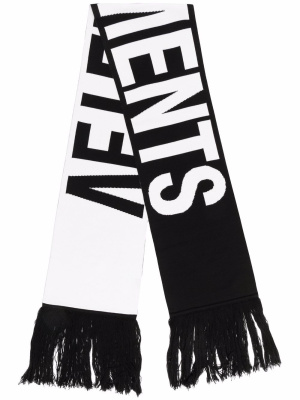 

Logo-print fringed scarf, VETEMENTS Logo-print fringed scarf