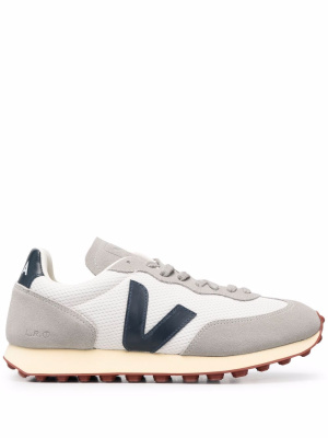 

Logo-patch low-top sneakers, VEJA Logo-patch low-top sneakers
