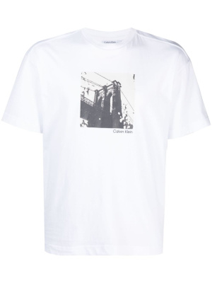 

Photograph-print crew-neck T-shirt, Calvin Klein Photograph-print crew-neck T-shirt